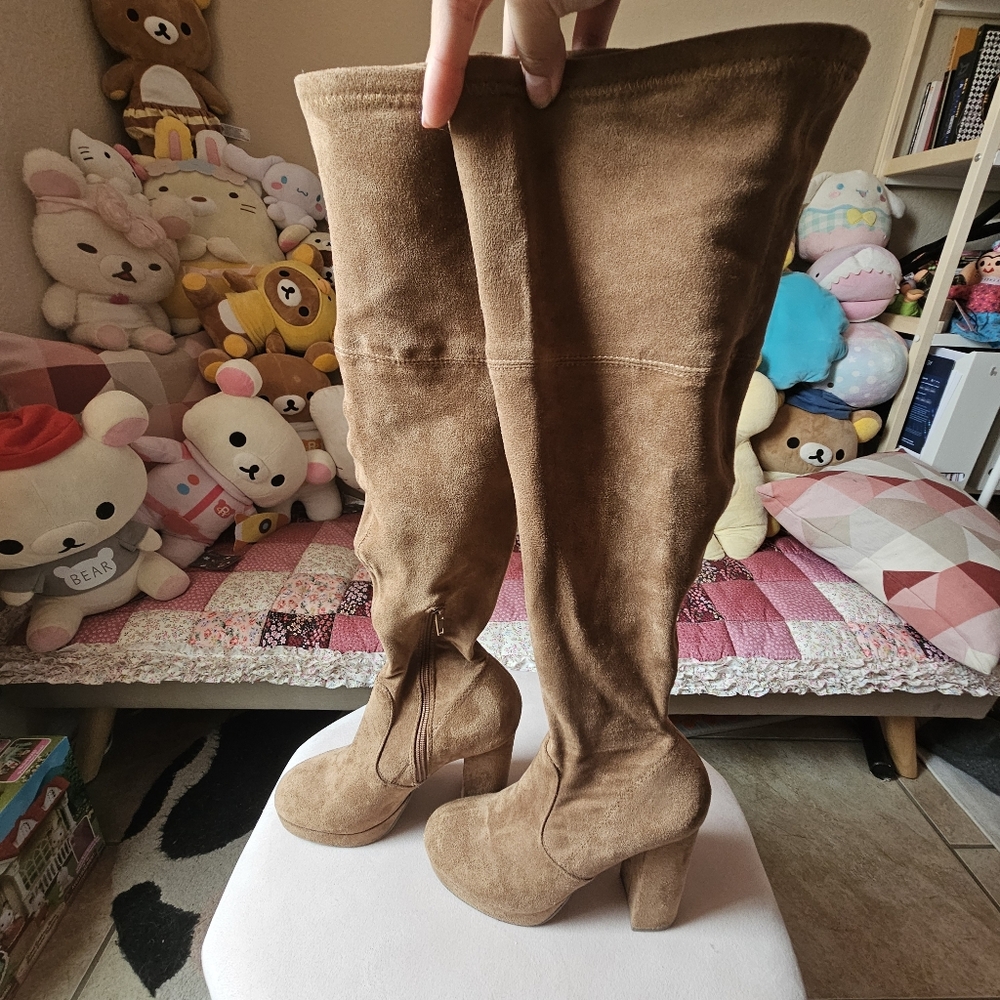 Knee-high Chunky Heeled Boots